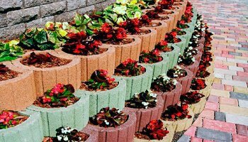 Одночасна краса та міцність: переваги бетонних квітників та клумб для вашого саду чи прибудинкової території